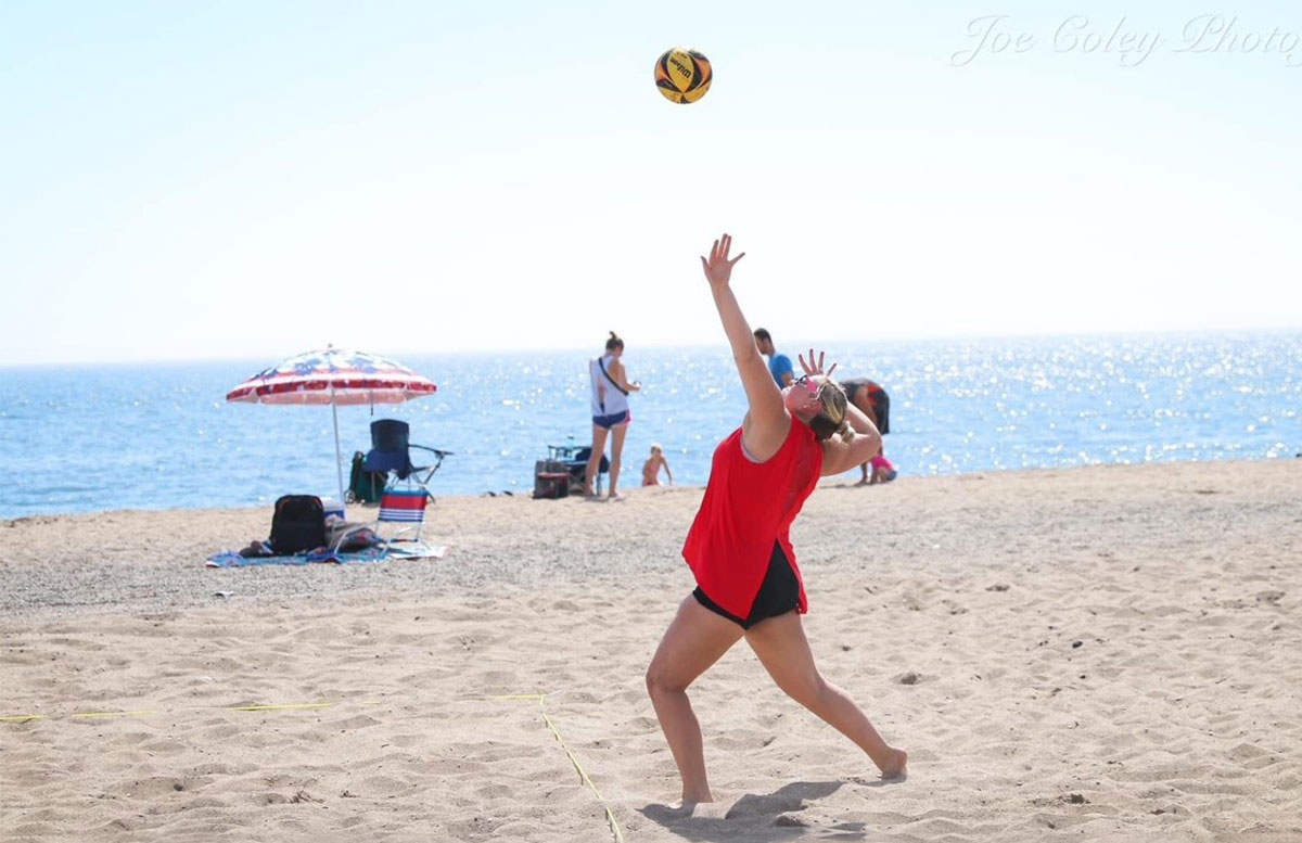 Jeunesse Rutledge playing volleyball