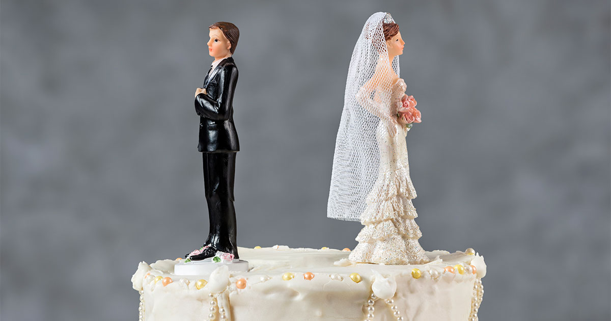 wedding cake bride and groom facing away