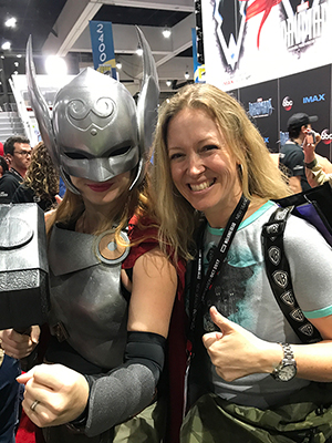 Jessica Mederson poses with a female Thor cosplayer