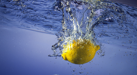 lemon dropped in water